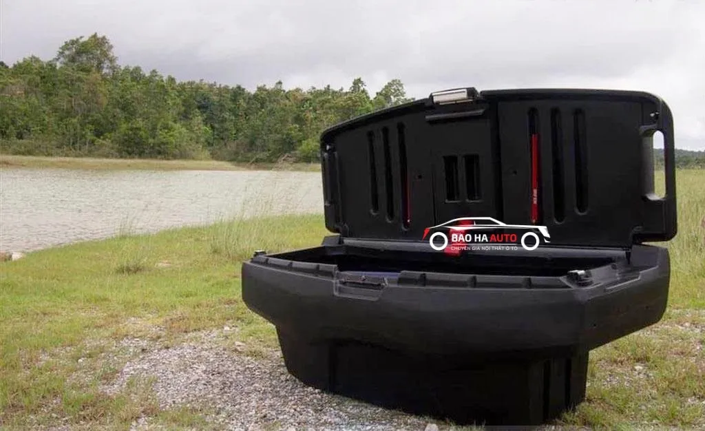 Hộp đựng đồ thùng sau cho xe ô tô bán tải Aeroklas Ubox nhìn từ góc nghiêng