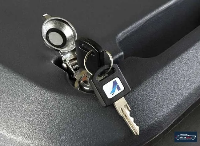 Thùng đựng đồ cho xe bán tải Aeroklas Ubox có thể dễ dàng mở ra từ mặt chính diện