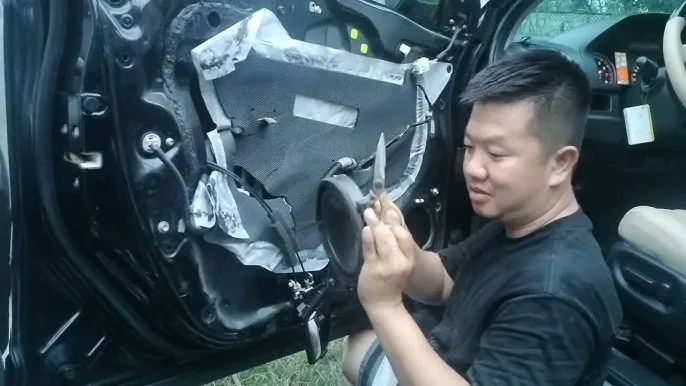 Hướng dẫn chi tiết cách tháo cửa xe ô tô an toàn, hiệu quả