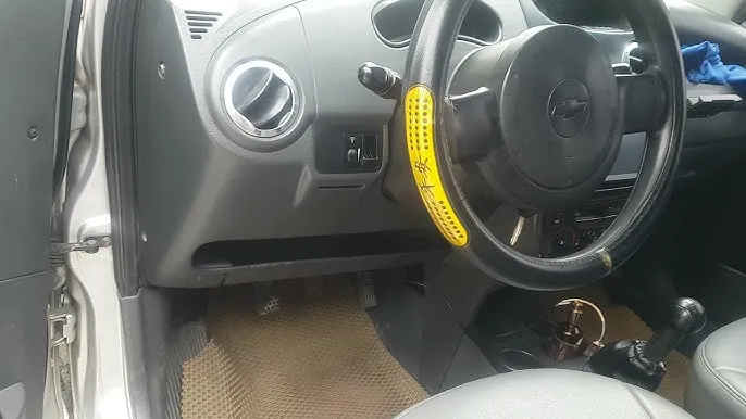 Minh họa vị trí điều chỉnh dây côn dưới khoang động cơ xe ô tô