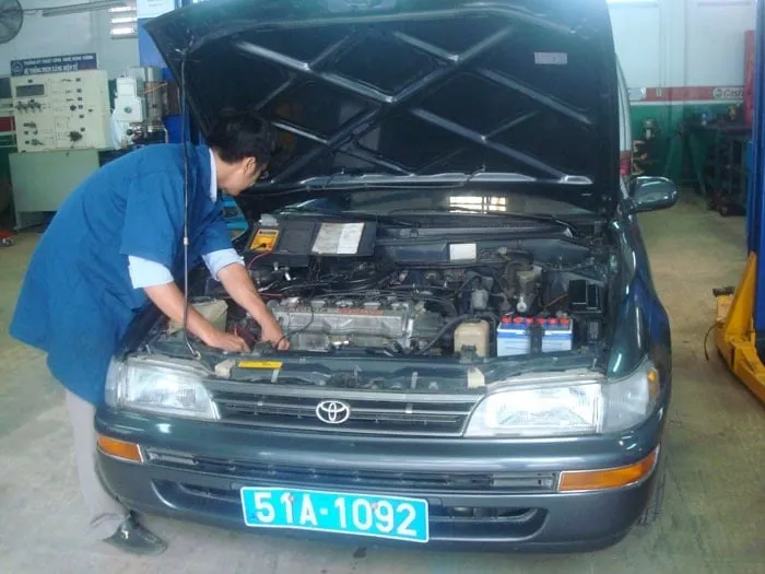 Khu vực thực hành sửa chữa ô tô tại Trung cấp nghề Kỹ thuật Công nghệ Hùng Vương