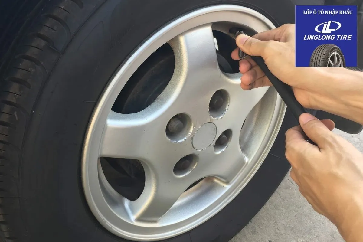 Một tài xế đang kiểm tra áp suất lốp xe tải bằng đồng hồ đo áp suất chuyên dụng