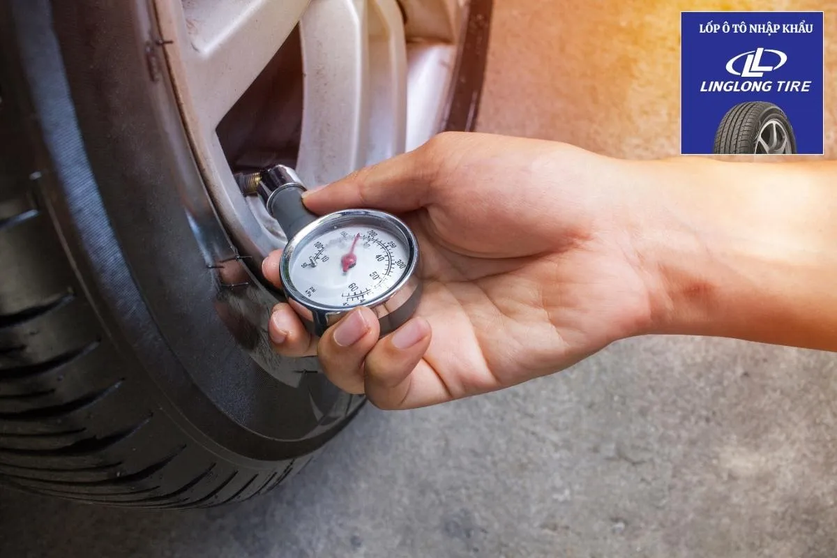 Biểu đồ hoặc nhãn dán hiển thị các đơn vị đo áp suất lốp khác nhau như PSI, Bar và kPa