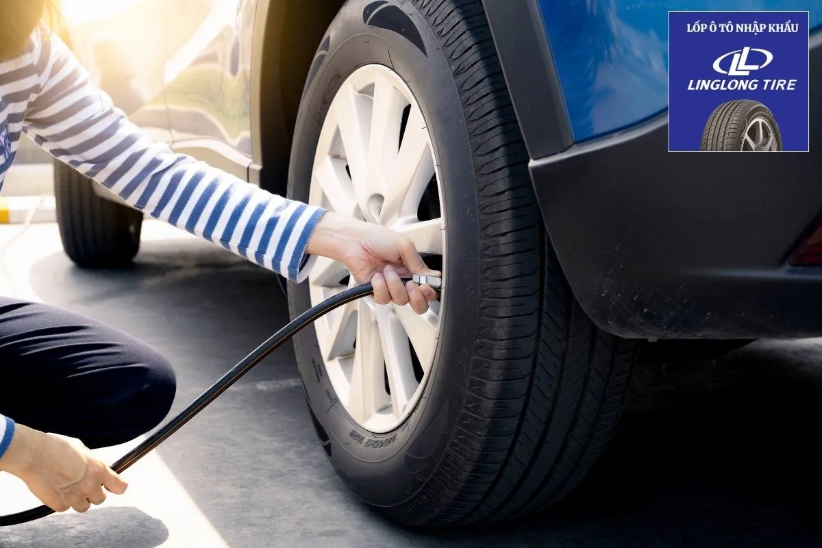 Một tài xế đang sử dụng đồng hồ đo áp suất chuyên dụng để kiểm tra áp suất lốp xe