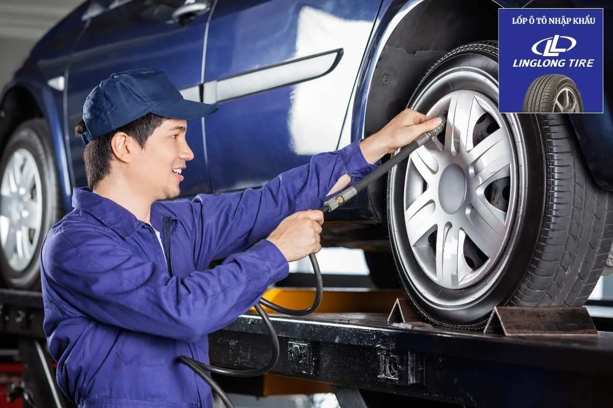 Cận cảnh vòi bơm lốp đang được kết nối với van lốp xe ô tô