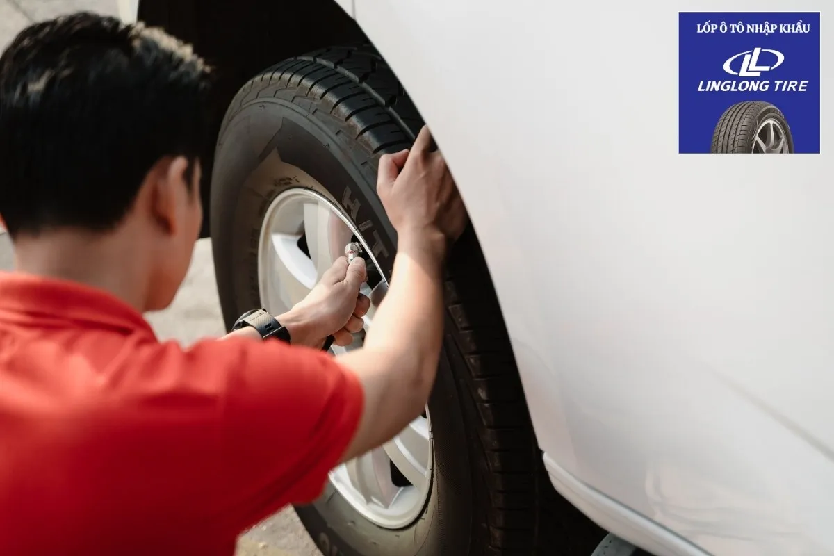 Một tài xế đang kiểm tra lốp xe kỹ lưỡng sau khi bơm hơi và trước khi tiếp tục hành trình