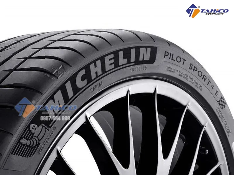 Tem thông số lốp xe (Tire Placard) thường đặt ở khung cửa xe bên ghế lái