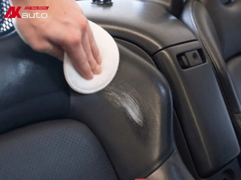 Thoa đều chất bảo dưỡng chuyên dụng theo cách chăm sóc ghế da ô tô
