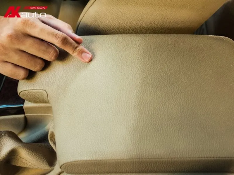 Kiểm tra sản phẩm vệ sinh và chất dưỡng trước khi áp dụng cách chăm sóc ghế da ô tô toàn diện