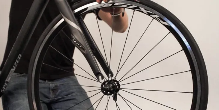 Hướng dẫn lắp đặt bánh trước và căn chỉnh đĩa phanh chính xác trong cách lắp ráp xe đạp thể thao