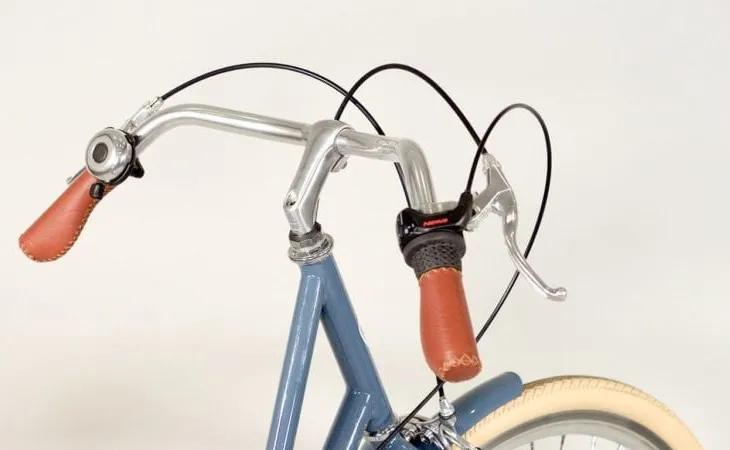 Ghi đông lắp ngược không chỉ gây mất thẩm mỹ mà còn làm sai lệch tư thế lái của người dùng