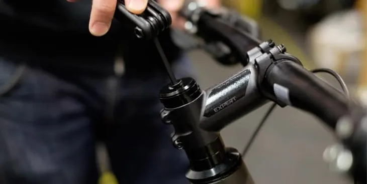 Căn chỉnh ghi đông và siết ốc cổ lái chuẩn xác giúp người dùng thoải mái khi vận hành xe