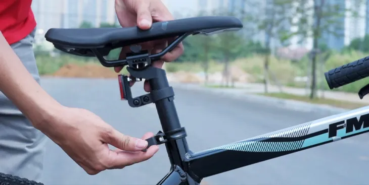 Lắp đặt cọc yên và điều chỉnh độ cao phù hợp là bước cần thiết trong cách lắp ráp xe đạp thể thao