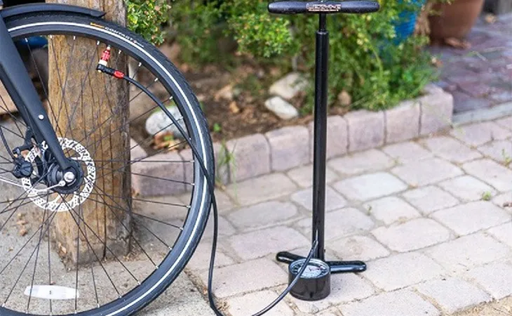 Bơm lốp đúng áp suất quy định để đảm bảo hiệu năng vận hành và độ bền cho vành xe