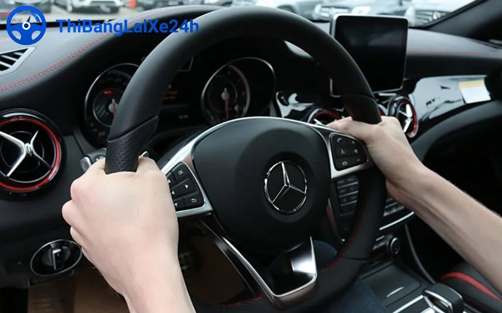 Hướng dẫn cách cầm vô lăng đúng kỹ thuật, theo nguyên tắc đồng hồ 9 giờ và 3 giờ