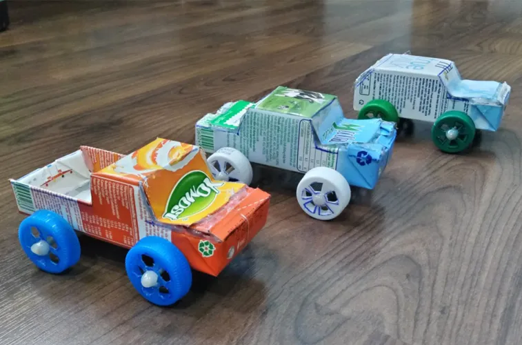 Thành phẩm xe ô tô tái chế từ vỏ hộp sữa và bánh xe