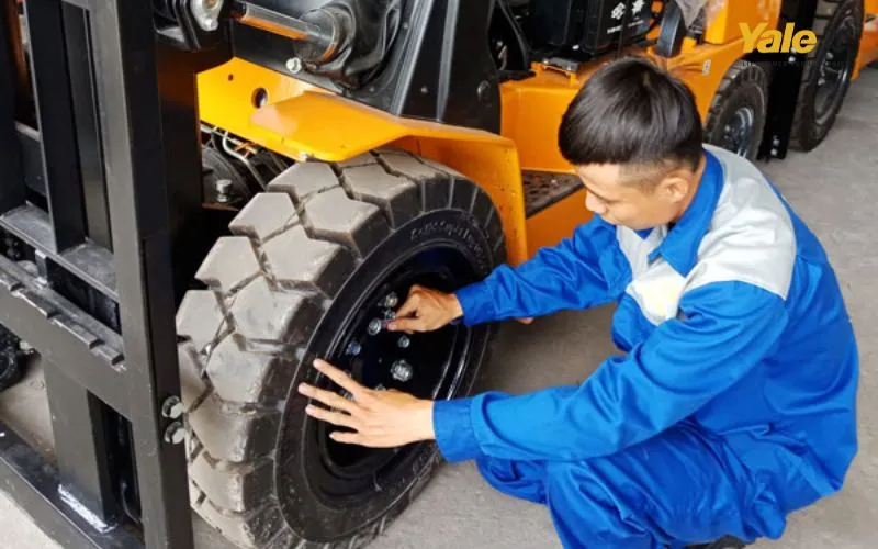 Kiểm tra áp suất và độ mòn của lốp xe nâng dầu để giảm mức tiêu hao nhiên liệu và sự an toàn lao động.
