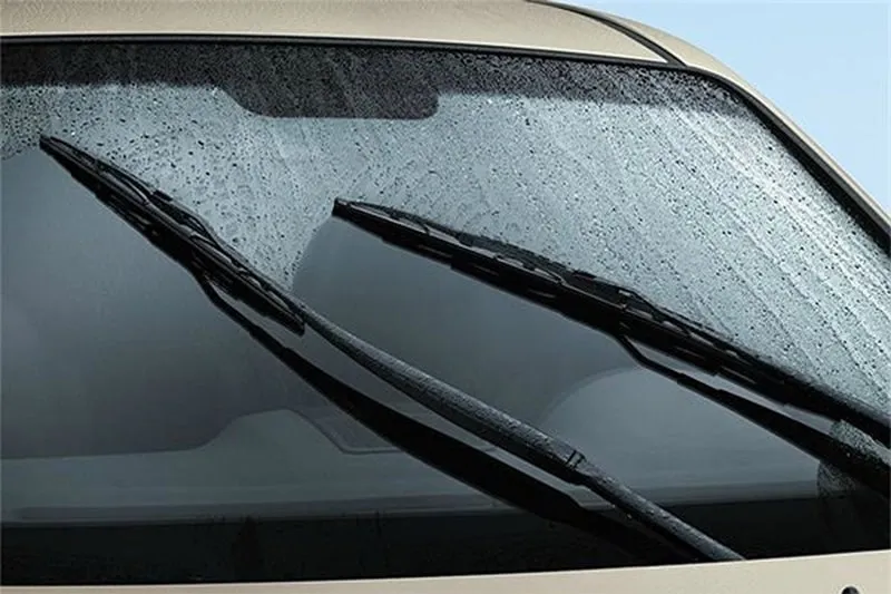 Nút điều khiển chức năng rửa kính trên cần gạt nước ô tô