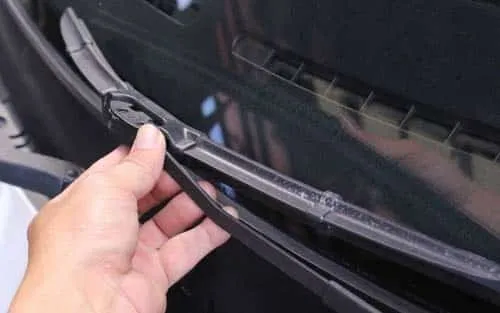 Thay cần gạt nước ô tô mới