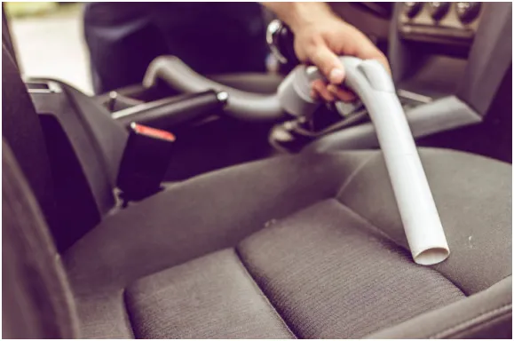 hướng dẫn quy trình vệ sinh ghế da xe hơi, hút bụi các khe kẽ