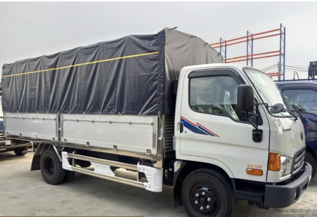 Xe có 2 phiên bản thùng (6,4m và 7,4m)