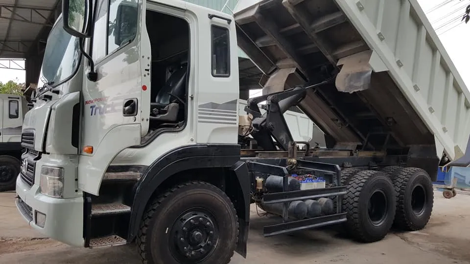 Xe ben Hyundai 3 chân HD270 đời 2012 với 2 cầu thật và thùng ben lớn