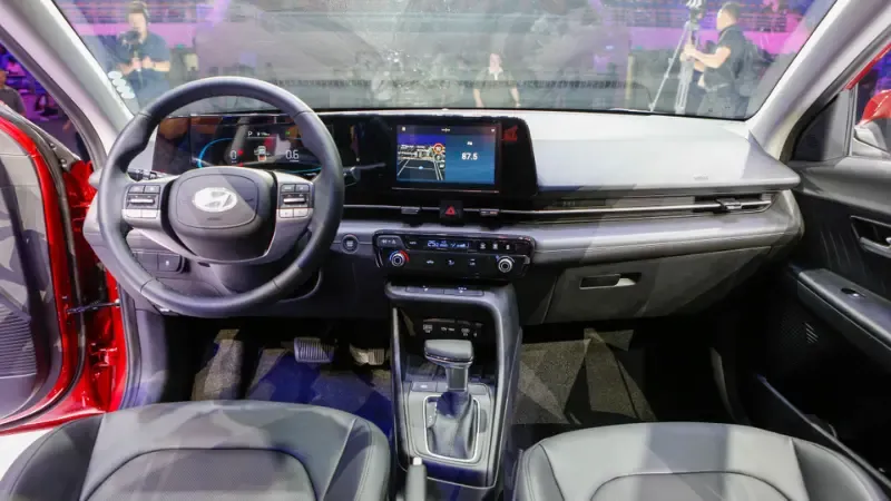 Hệ thống an toàn 6 túi khí và cửa sổ chống kẹt tự động