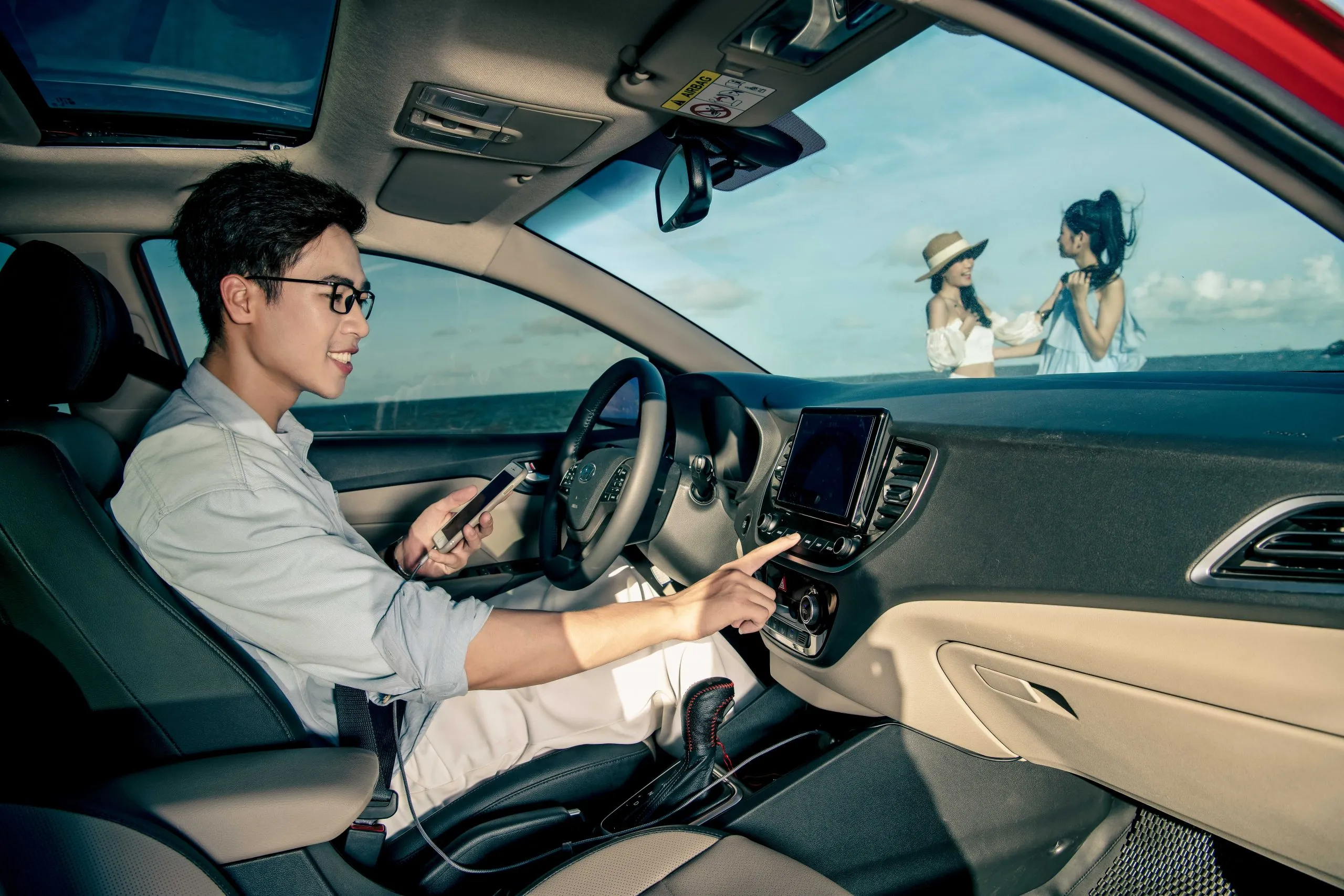 Nội thất xe ô tô với vô lăng và bảng điều khiển trung tâm