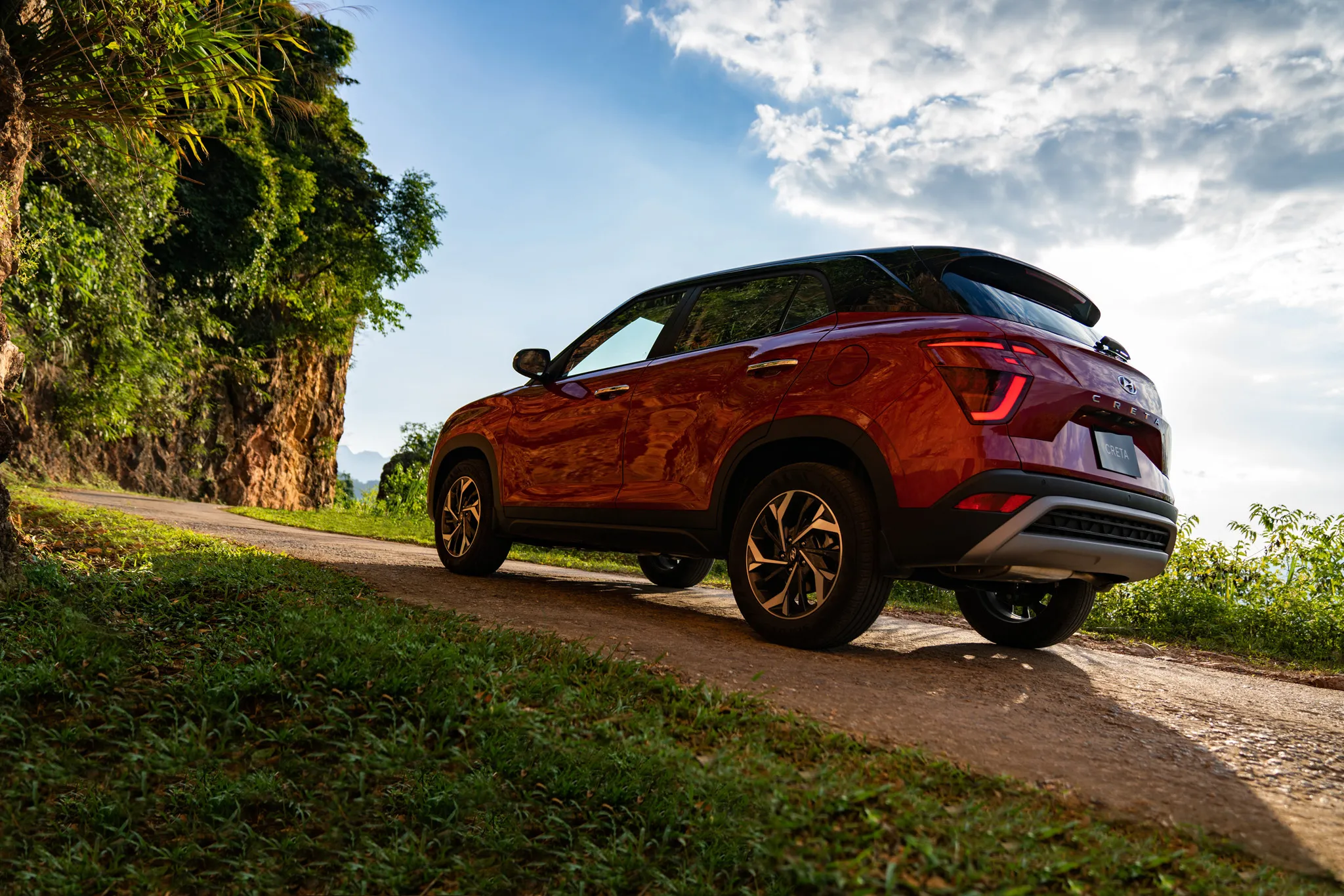 Hình ảnh minh họa một chiếc crossover Hyundai Creta màu đỏ đang đỗ