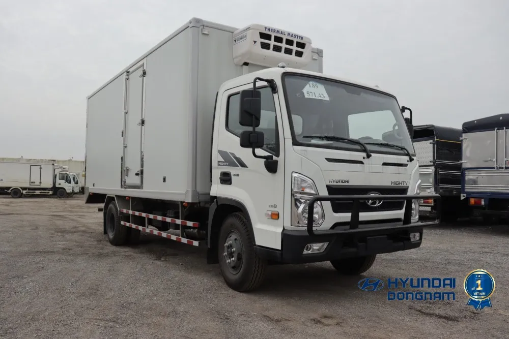 Xe ô tô tải chở hàng thùng đông lạnh bảo quản thực phẩm tươi sống