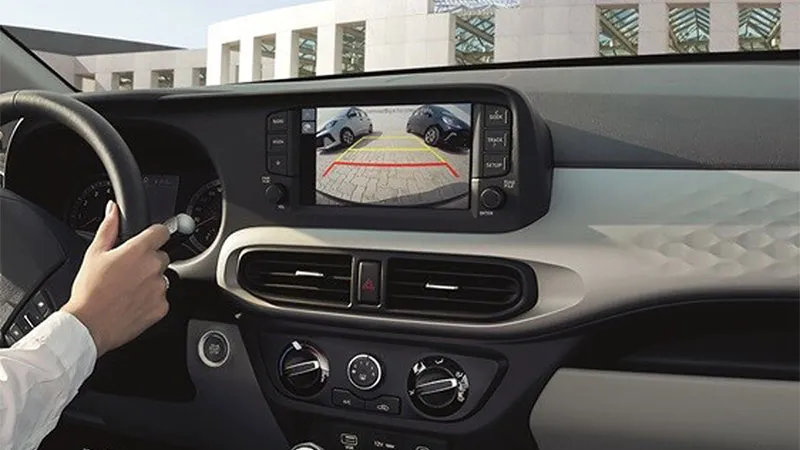 Camera lùi hiển thị sắc nét trên màn hình trung tâm