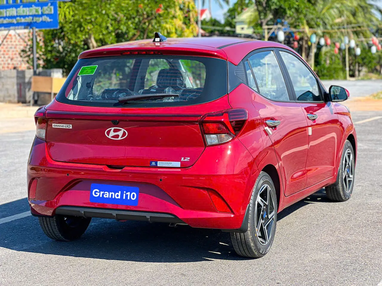 Ngoại thất Hyundai i10 Hatchback Facelift màu đỏ rực rỡ