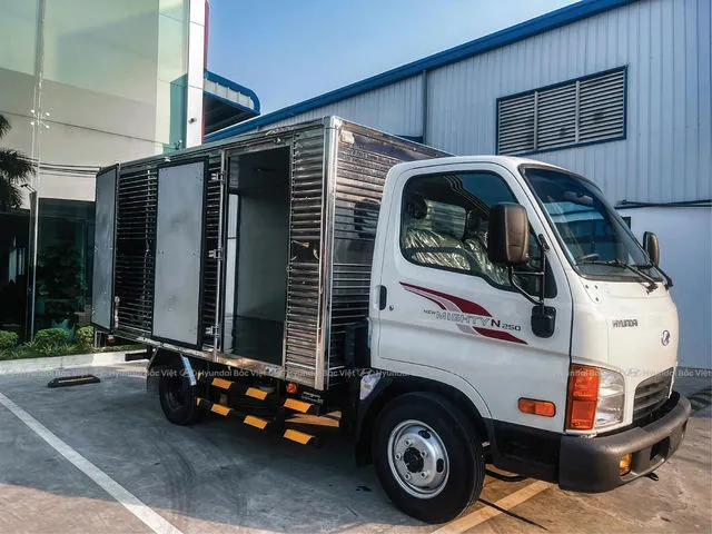 Cận cảnh xe Hyundai N250 thùng kín inox dập sóng chắc chắn