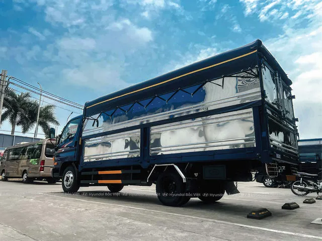 Mẫu xe Hyundai N250SL thùng mui bạt thiết kế mở bửng tiện lợi