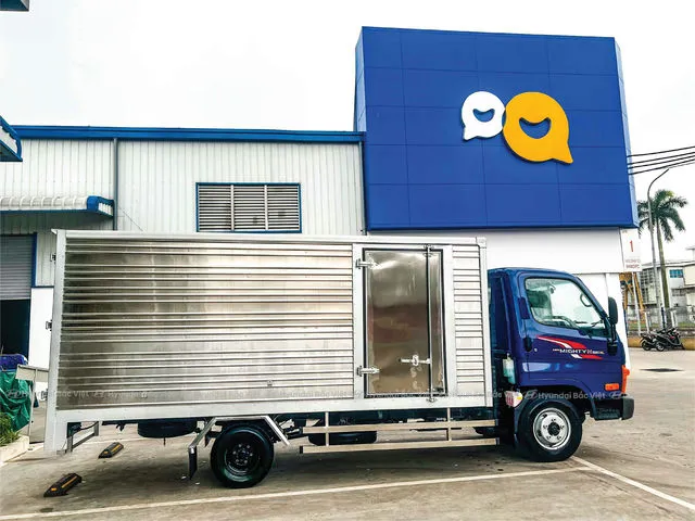 Xe tải Hyundai N250SL thùng kín inox 2.5 tấn bảo vệ hàng hóa tối ưu