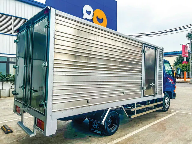Hyundai Mighty N250SL phiên bản thùng kín inox 3 lớp cao cấp