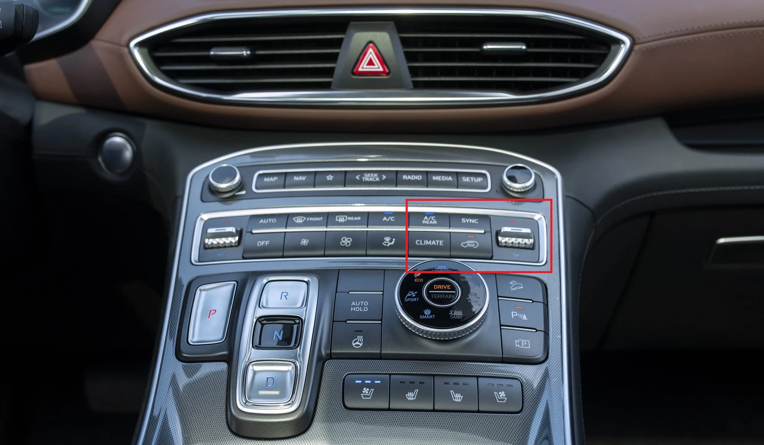 Hình ảnh minh họa một chiếc SUV Hyundai Santa Fe màu trắng đang di chuyển