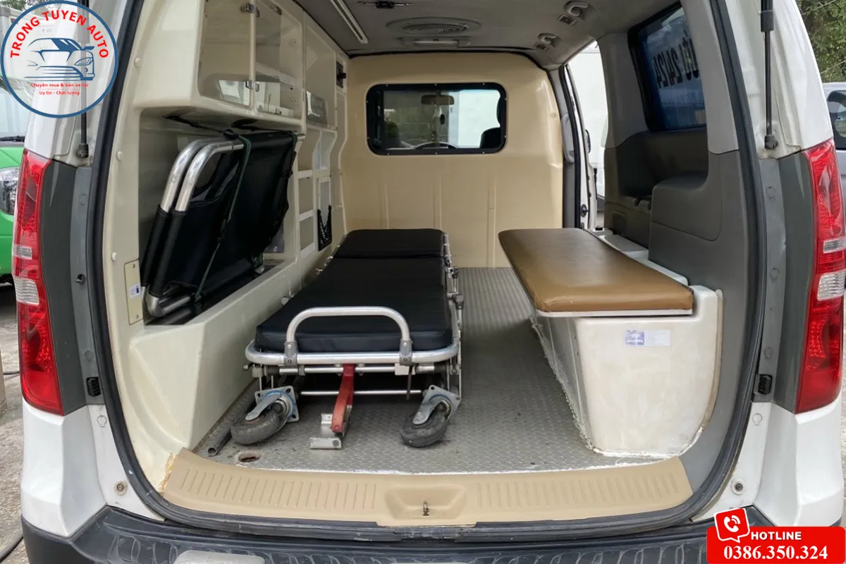 Chi tiết đèn chiếu sáng và logo của mẫu xe cứu thương Starex