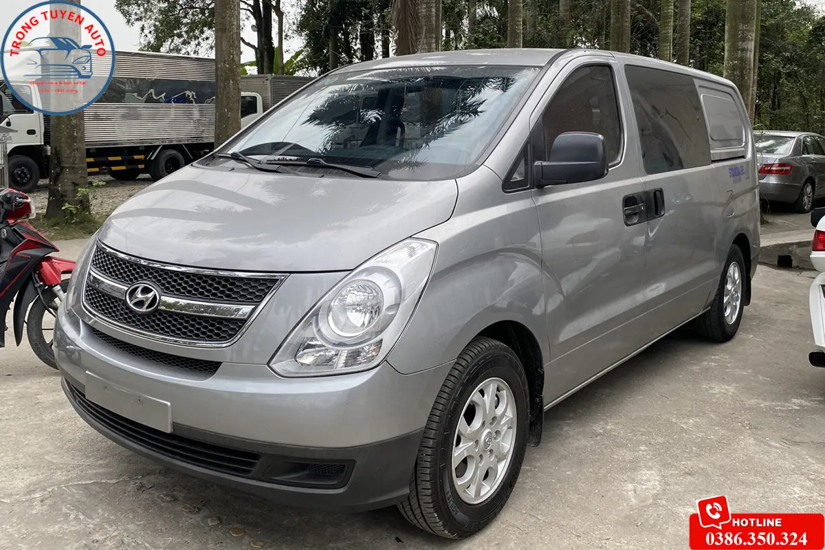 Góc nhìn cận cảnh về không gian cabin và cửa trượt của Starex VAN