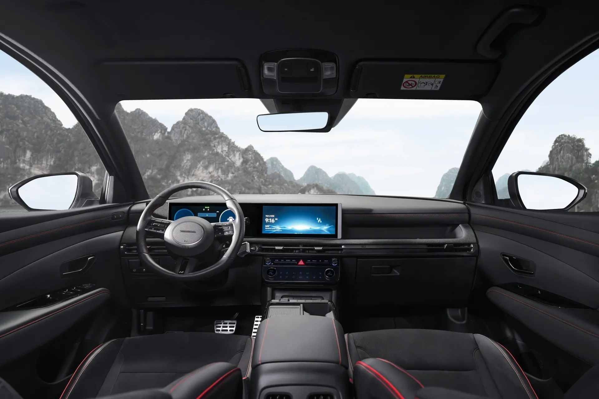 Khoang lái hiện đại dành cho người yêu công nghệ