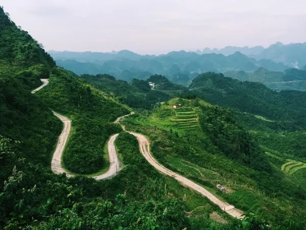 Đội hình câu lạc bộ xe bán tải vượt qua cung đường đèo hiểm trở