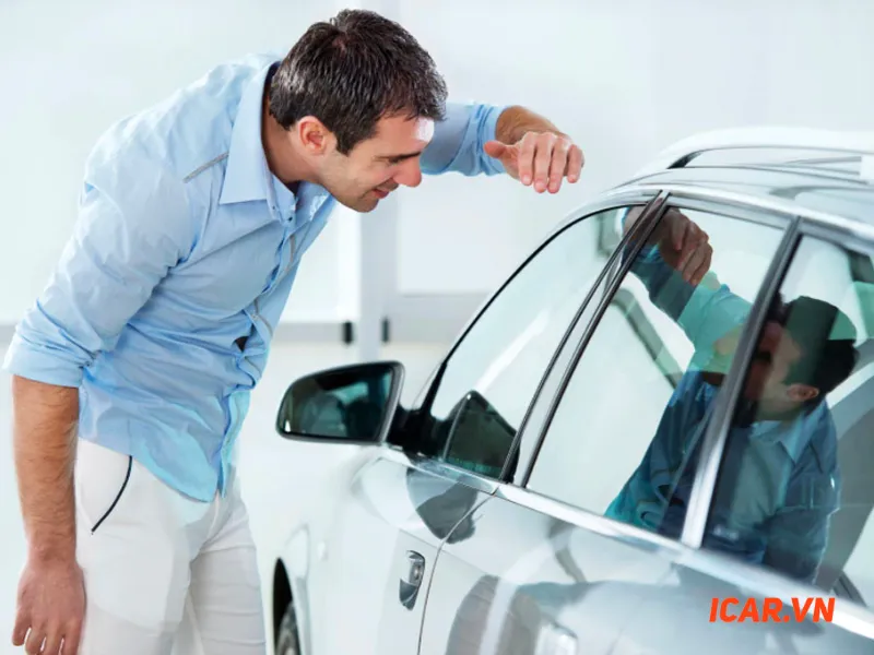 Kiểm tra ngoại thất tỉ mỉ, bao gồm cả khe hở thân xe và lớp sơn, là cách chọn mua ô tô cũ hiệu quả