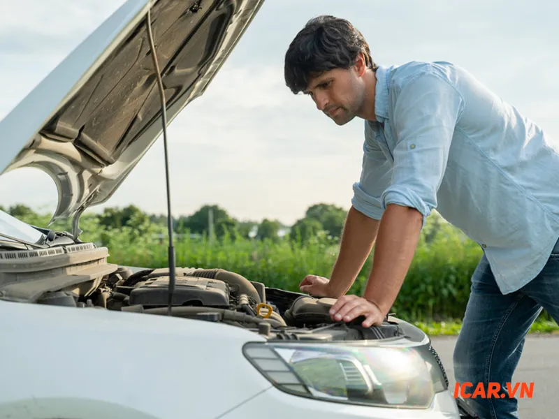 Kiểm tra khoang động cơ bao gồm két nước làm mát, dầu máy và dấu hiệu ốc vít bị tháo lắp