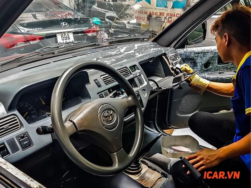 Kiểm tra nội thất và phụ kiện bao gồm vô lăng, ghế và các nút điều khiển để đánh giá mức độ sử dụng xe