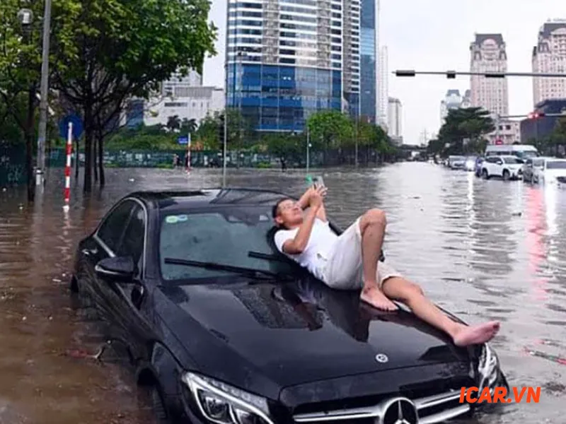 Xe bị ngập nước là rủi ro lớn nhất; kiểm tra dấu hiệu rỉ sét và mùi ẩm mốc là cực kỳ quan trọng