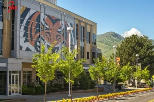 Idaho State University có các chương trình về Công nghệ Ô tô và Sửa chữa Va chạm Ô tô.