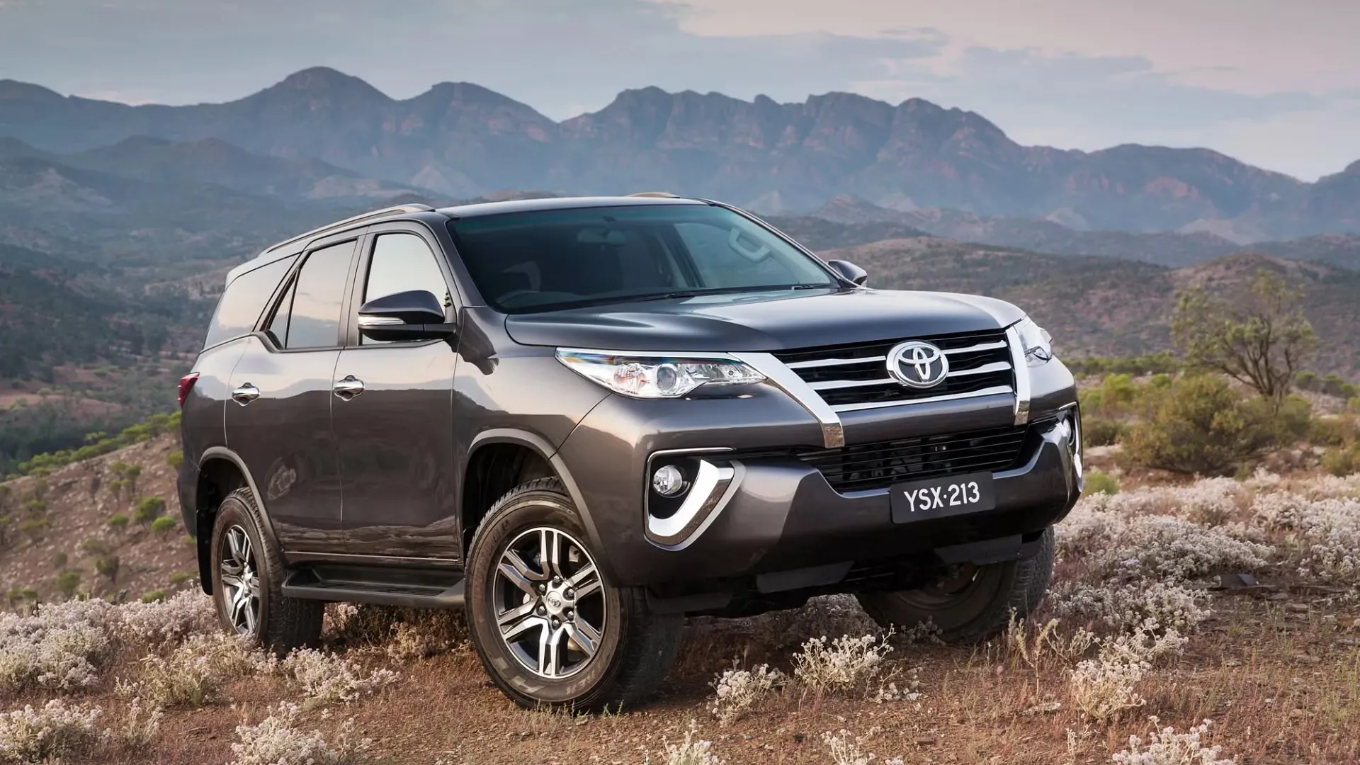 Toyota Fortuner - SUV 7 chỗ bền bỉ hơn 1 tỷ