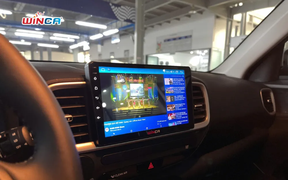 Màn hình giải trí hiển thị ứng dụng nghe nhạc và xem phim tích hợp trên xe ô tô