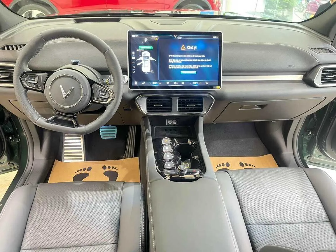Chi tiết ghế da Nappa cao cấp màu nâu trên xe VinFast VF 8 với đường chỉ may tinh tế