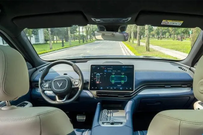 Bảng điều khiển trung tâm và vô lăng xe VinFast VF 9 với thiết kế tối giản